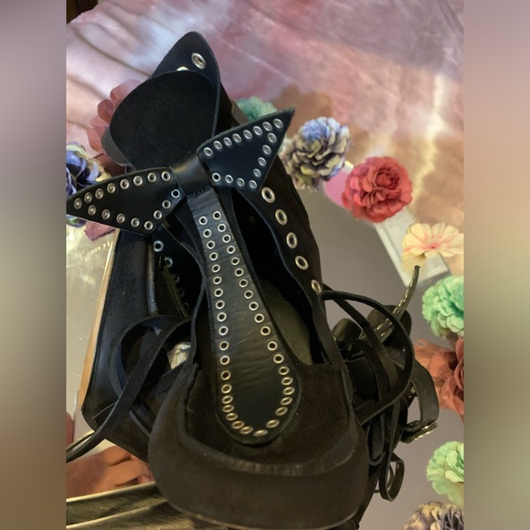 GUC 🙃Isabel Marant suede boots laser cut with 🎀 accent - Picture 6 of 8